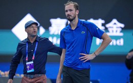 Medvedev bị loại ngay lập tức ở trận gặp Djokovic vì cú đánh bóng tai hại