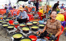 Đổ hàng chục ngàn cái bánh xèo chay đãi miễn phí dịp lễ giỗ Anh hùng dân tộc Nguyễn Trung Trực