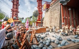 Khách du lịch 'xuyên không', nhập vai 'đánh trận' như thật