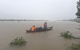 Kịp đẩy vợ ôm bao cỏ thoát chết, người chồng mất tích sau vụ lật ghe