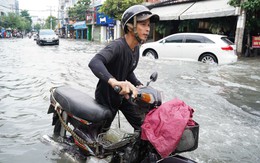 Mưa cả đêm, sáng nay đường Nguyễn Văn Khối, TP.HCM nước ngập mênh mông