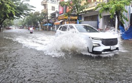 Mưa trút liên tục, đường phố Tam Kỳ ở Đà Nẵng lênh láng nước