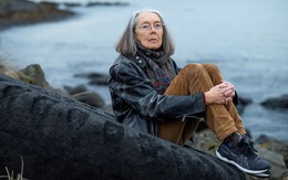 Nobel Văn chương gọi thông báo, Anne Carson đang ăn bánh, uống trà, cúp máy luôn