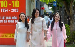 Người Hà Nội tìm góc đẹp, chụp ảnh mừng Ngày Giải phóng Thủ đô