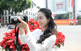 Bạn trẻ Hà Nội xuống phố chụp ảnh mừng Ngày Giải phóng Thủ đô