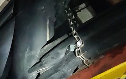 Phủ thờ Tuy Lý Vương ở Huế xuống cấp, phải dùng xích sắt giữ khung gỗ