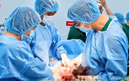 Bóc khối u nang buồng trứng 'khủng' cho cụ bà 70 tuổi