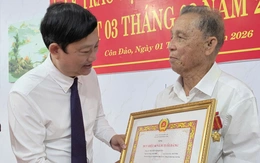 Phó bí thư Thành ủy TP.HCM Võ Văn Minh trao Huy hiệu 60 năm tuổi Đảng tại Côn Đảo