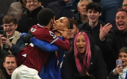 Trung vệ West Ham lao tới bóp cổ 'ngôi sao' Chelsea