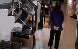 Bé gái chắp tay sau lưng bắt chước dáng đi của bà