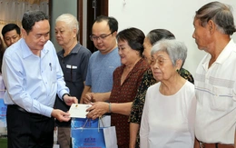 Chủ tịch Quốc hội, Bộ trưởng Bộ Nội vụ trao quà Tết tại Cần Thơ