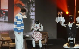 Robot hình người múa võ kungfu, diễn kịch, khuấy động các bữa tiệc tại Trung Quốc