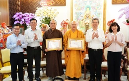 Phó bí thư Thành ủy Nguyễn Phước Lộc trao bằng khen cho trụ trì chùa Vĩnh Nghiêm