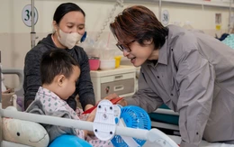 Hà Anh Tuấn thăm trẻ em trong bệnh viện: 'Có là gang thép cũng chảy nước mắt'