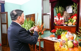 Thường trực Ban Bí thư dâng hương tưởng nhớ Chủ tịch Hồ Chí Minh, cố Tổng Bí thư Nguyễn Phú Trọng