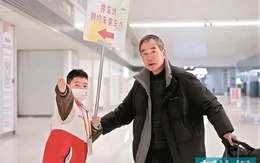 Tình nguyện viên chỉ đường 12 tuổi ở ga tàu Trung Quốc khiến dân mạng trầm trồ