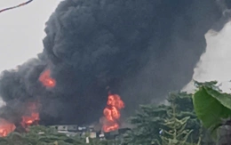 Cháy lớn kho phế liệu ở xã Đông Thạnh