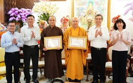 Phó bí thư Thành ủy Nguyễn Phước Lộc trao bằng khen cho trụ trì chùa Vĩnh Nghiêm