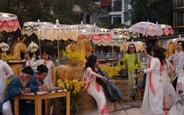 ‘Ông đồ’ già ngồi viết thư pháp bên nhạc DJ và vũ công nhảy múa