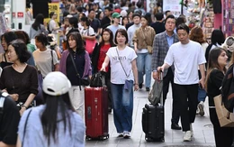 Khách Trung Quốc đổ xô sang Hàn ‘đập mặt xây lại’ trước Tết