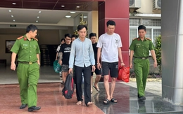 Ngụy trang ma túy trong hộp thức ăn thú cưng, 8 người bị bắt