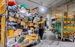 Nhân viên bưu cục 'trắng đêm' phân loại hàng hóa dịp mua sắm cuối năm