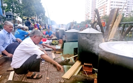 Đỏ lửa bên kênh Nhiêu Lộc nấu 2.000 bánh chưng, bánh tét tặng người khó khăn