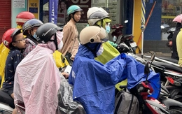 Chiều 24 Tết, TP.HCM trời âm u, mưa trái mùa kèm gió giật