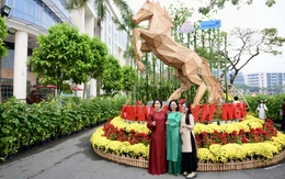 Ngựa cao 4,5m đã xuất hiện tại hội hoa xuân Phú Mỹ Hưng