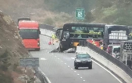 Xe khách xoay ngang chặn đường sau khi đâm vào dải phân cách cao tốc Vĩnh Hảo - Cam Lâm