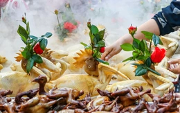 Vì sao chọn gà trống luộc ngậm hoa hồng trong lễ cúng giao thừa?