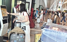 Bay mùa Tết, đừng dại 'khóa mình' vào hàng dài trước quầy thủ tục truyền thống