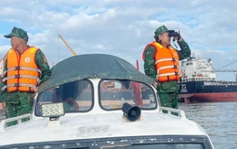 Cứu 3 ngư dân trên tàu cá chìm vì đâm vào đá ngầm