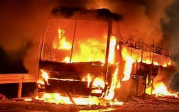 Xe khách qua Đắk Lắk cháy trơ khung, hành khách kịp tháo chạy