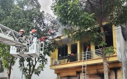 Lửa lớn ở cửa hàng đồ nhựa, cảnh sát phá cửa, dùng xe thang chữa cháy