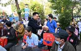 Ấm lòng những ‘Chuyến xe yêu thương’ đưa bệnh nhân về quê đón Tết