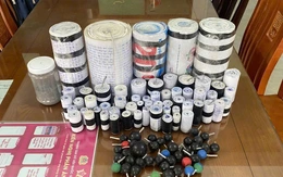 2 người đến công an tự nguyện giao nộp hơn 260 viên pháo tự chế, pháo bi