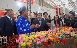 Hội chợ mùa Xuân: Hơn 500.000 lượt khách, có gian hàng doanh thu hàng trăm triệu