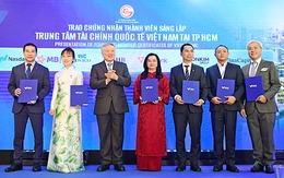 Từ 'người tiếp nhận vốn' sang 'người tham gia kiến tạo thị trường'