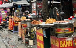 Thức ăn không che đậy, người bán không đeo găng tay đầy đường phố