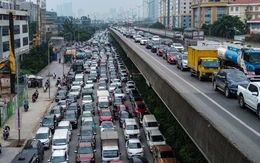 Người dân ùn ùn rời Hà Nội nghỉ Tết, các trục cửa ngõ kẹt cứng