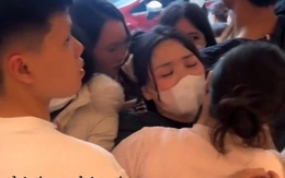 Chen lấn mua áo dài Tết, giá bị đẩy thêm tới 700.000 đồng trên 'chợ đen'