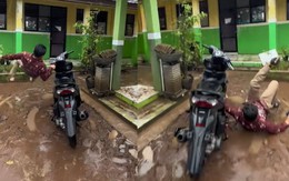 Thanh niên ngã giập mông vì nền sân trơn trượt