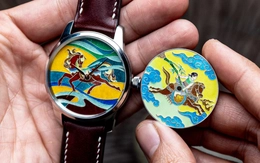 Thợ thủ công làm đồng hồ với tranh pháp lam hình ngựa đón Tết Bính Ngọ