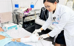 Thanh niên bị nồi bánh chưng đổ đập vào tay làm đứt lìa ngón cái