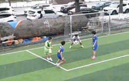 Cười sảng với pha bắt bóng vụng về của thủ môn