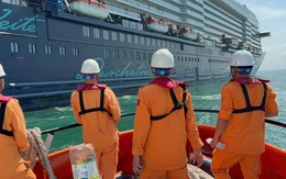 Vượt sóng cứu hành khách Đức gặp tai nạn trên tàu du lịch hạng sang