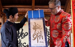 Đại sứ Pháp mặc áo dài, học viết thư pháp ở Văn Miếu - Quốc Tử Giám