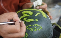 Khắc dưa hấu chưng Tết, kiếm 4 - 5 triệu đồng mỗi ngày