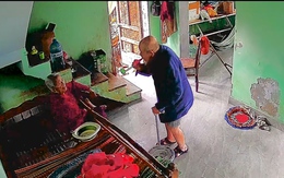 Cụ ông thổi kèn đồ chơi, mua vui cùng vợ lúc tuổi xế chiều